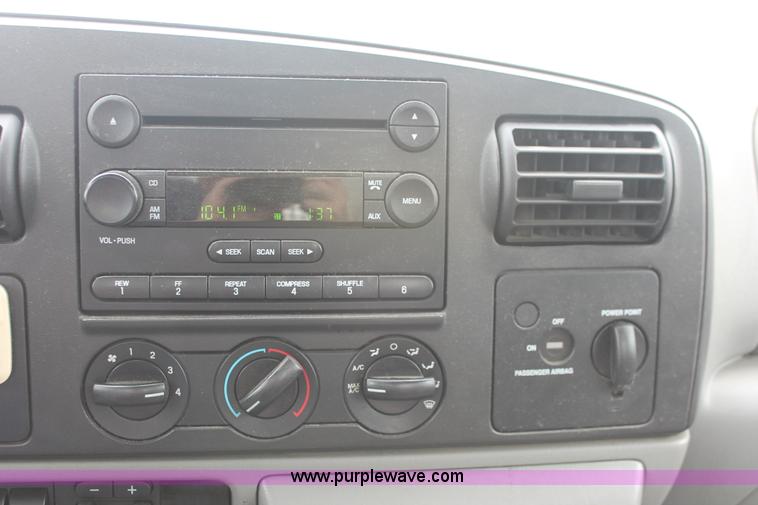 image for item E2557 2006 Ford F550 XL Super Duty utility truck