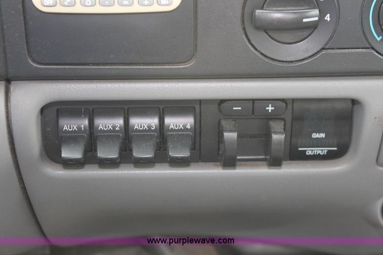 image for item E2557 2006 Ford F550 XL Super Duty utility truck