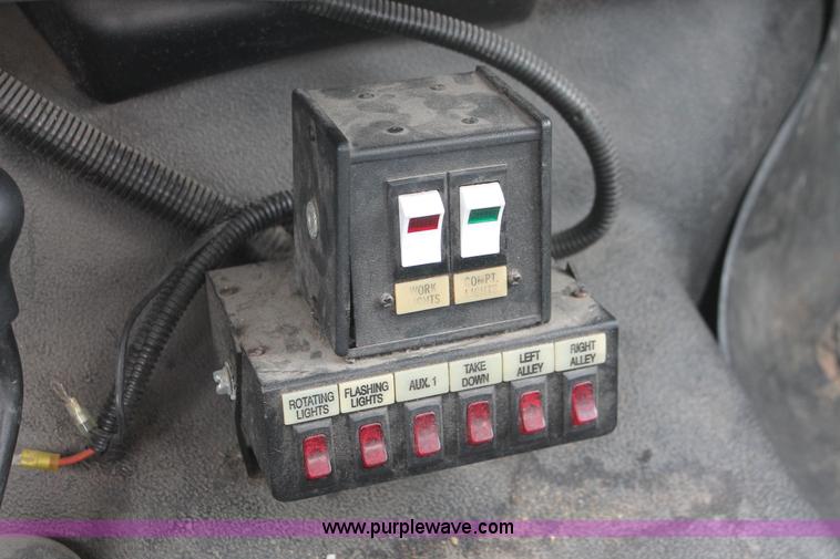 image for item E2557 2006 Ford F550 XL Super Duty utility truck