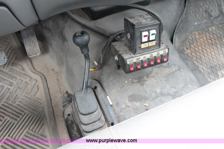 image for item E2557 2006 Ford F550 XL Super Duty utility truck