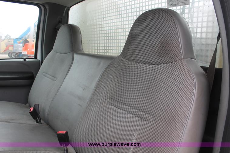image for item E2557 2006 Ford F550 XL Super Duty utility truck