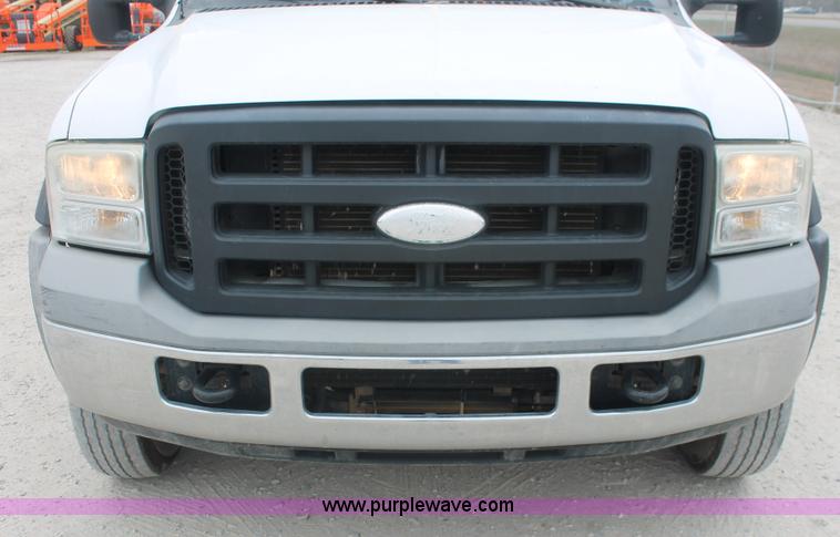 image for item E2557 2006 Ford F550 XL Super Duty utility truck