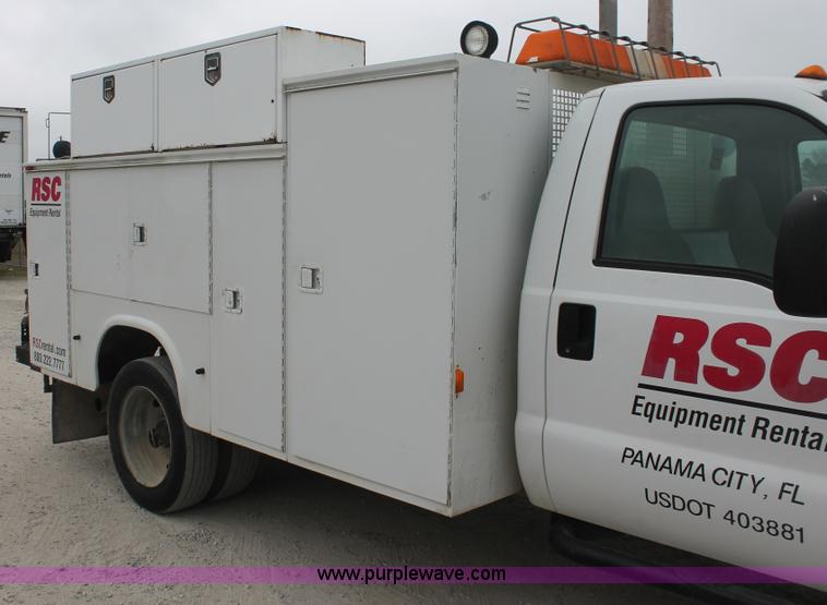 image for item E2557 2006 Ford F550 XL Super Duty utility truck