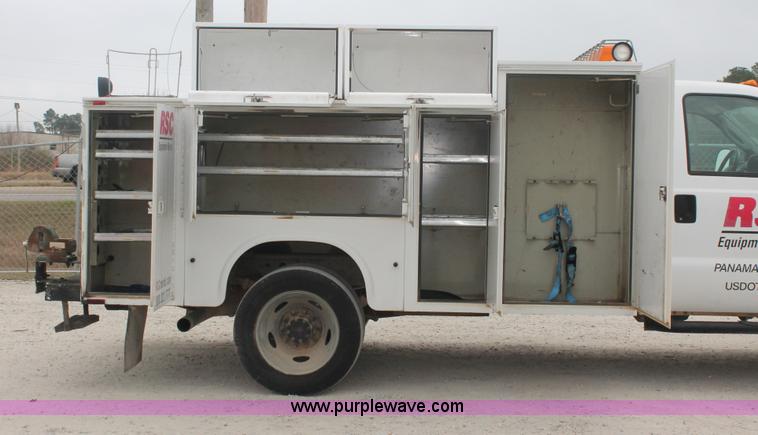 image for item E2557 2006 Ford F550 XL Super Duty utility truck
