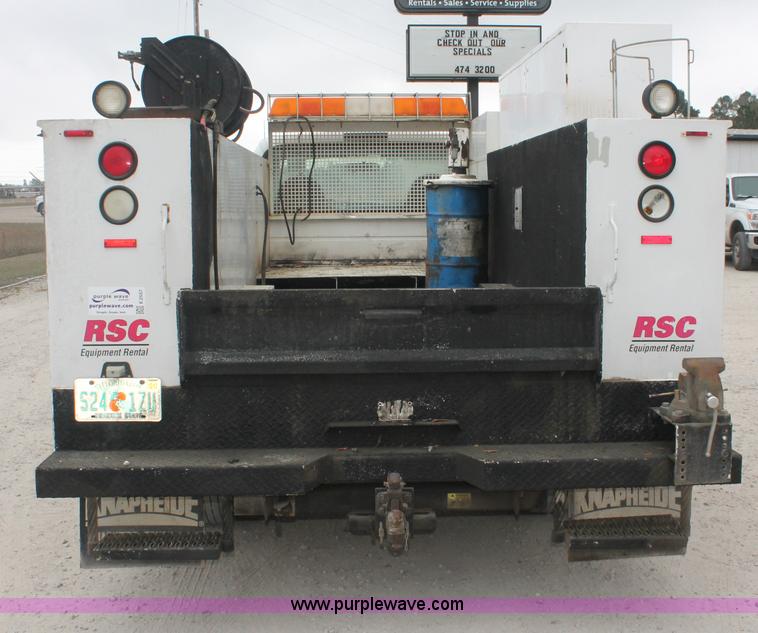 image for item E2557 2006 Ford F550 XL Super Duty utility truck