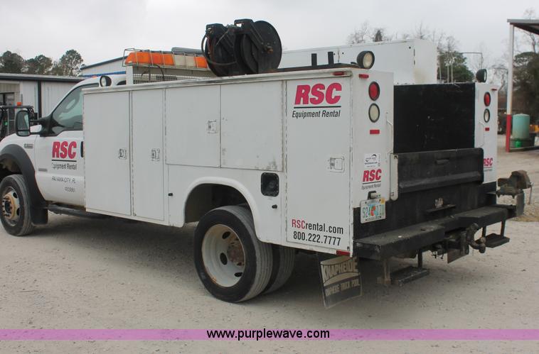 image for item E2557 2006 Ford F550 XL Super Duty utility truck