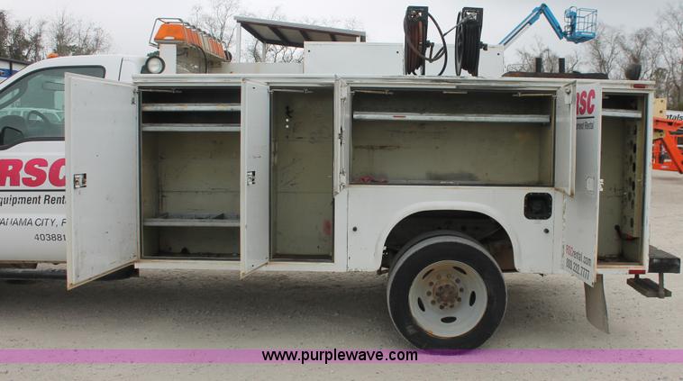 image for item E2557 2006 Ford F550 XL Super Duty utility truck