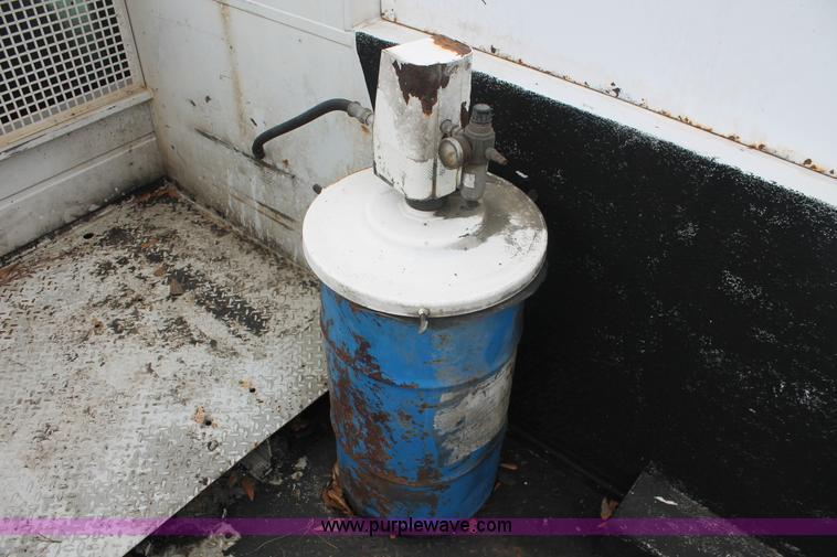 image for item E2557 2006 Ford F550 XL Super Duty utility truck