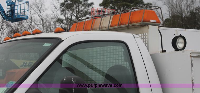 image for item E2557 2006 Ford F550 XL Super Duty utility truck