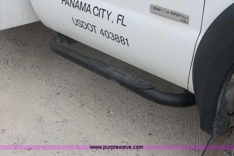 image for item E2557 2006 Ford F550 XL Super Duty utility truck
