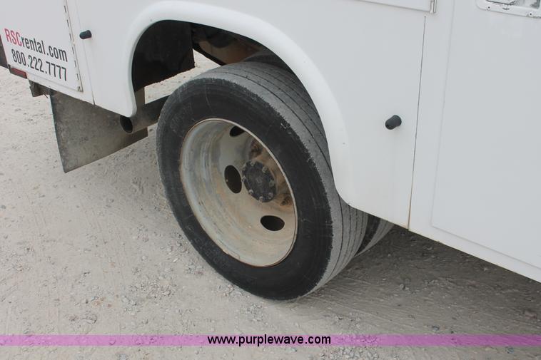 image for item E2557 2006 Ford F550 XL Super Duty utility truck