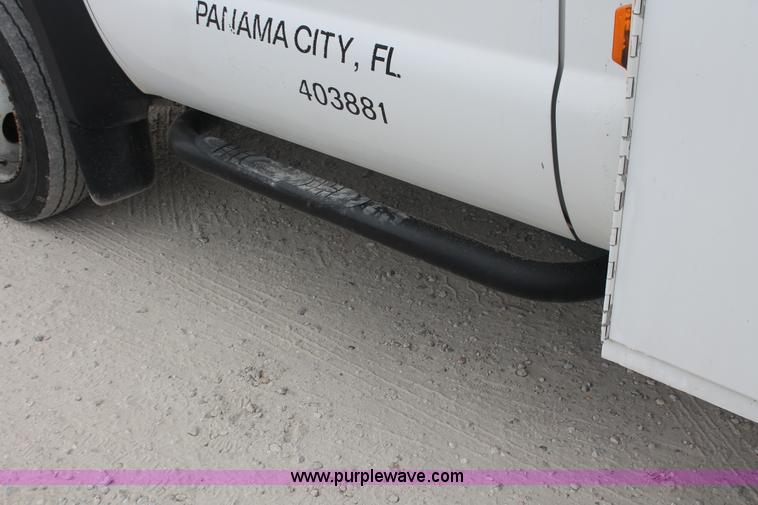 image for item E2557 2006 Ford F550 XL Super Duty utility truck