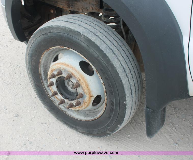 image for item E2557 2006 Ford F550 XL Super Duty utility truck