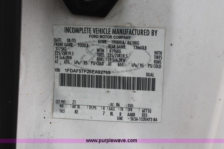 image for item E2557 2006 Ford F550 XL Super Duty utility truck