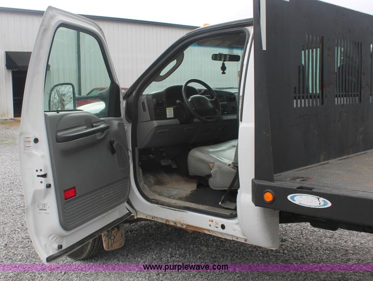 image for item E2558 2005 Ford F450 XL Super Duty flatbed truck