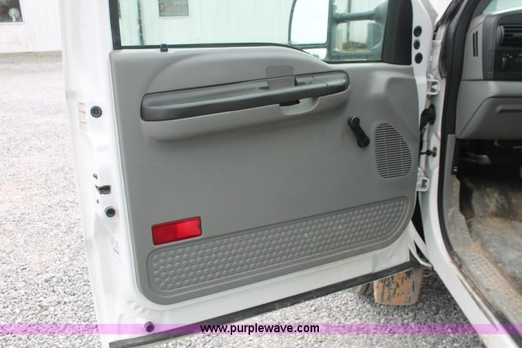 image for item E2558 2005 Ford F450 XL Super Duty flatbed truck