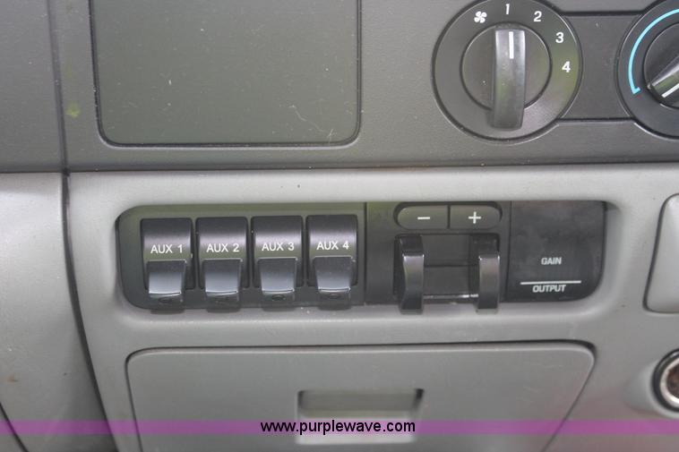 image for item E2558 2005 Ford F450 XL Super Duty flatbed truck