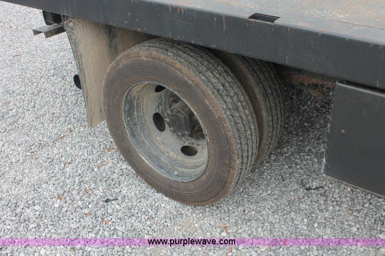 image for item E2558 2005 Ford F450 XL Super Duty flatbed truck