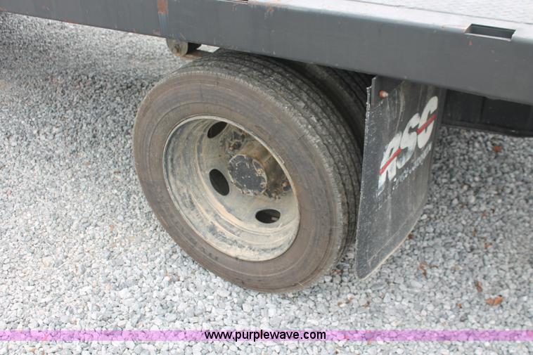 image for item E2558 2005 Ford F450 XL Super Duty flatbed truck