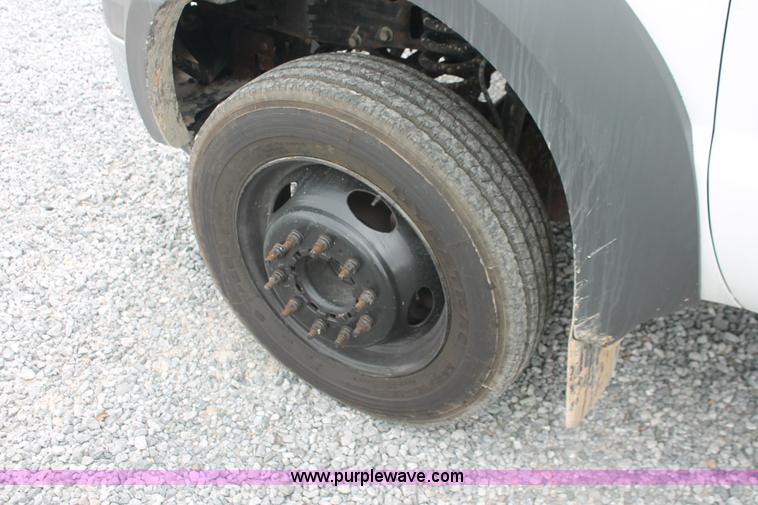 image for item E2558 2005 Ford F450 XL Super Duty flatbed truck