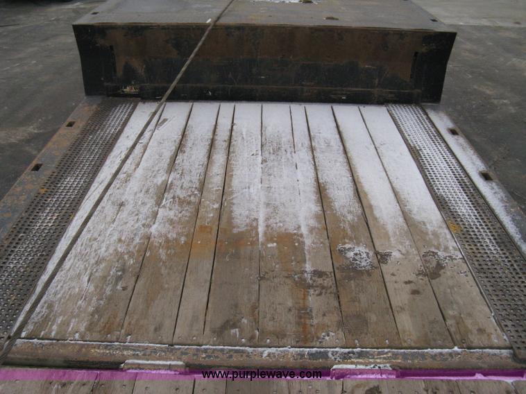 image for item E3002 2007 Trail King TK70HT Advantage Series hydraulic dovetail equipment trailer