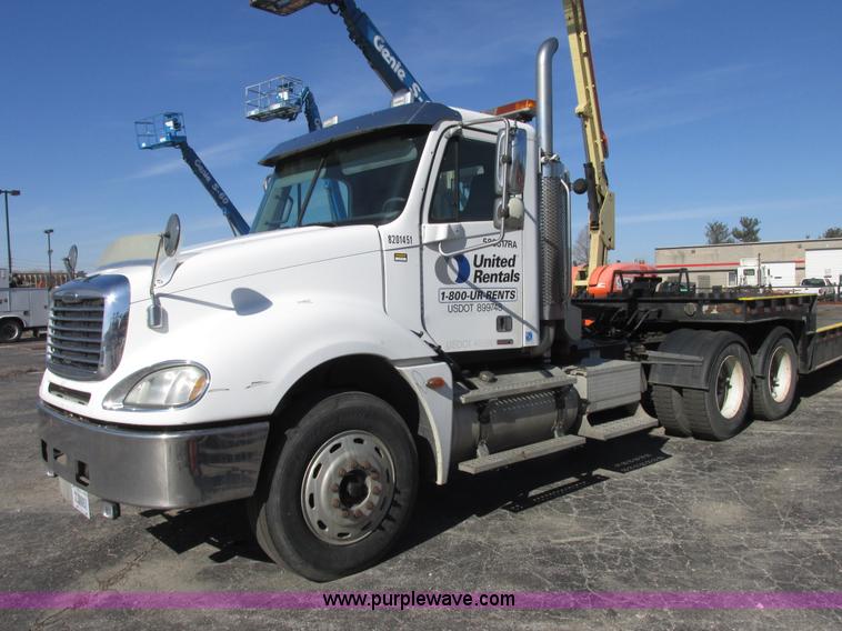 image for item E7040 2005 Freightliner Columbia semi truck