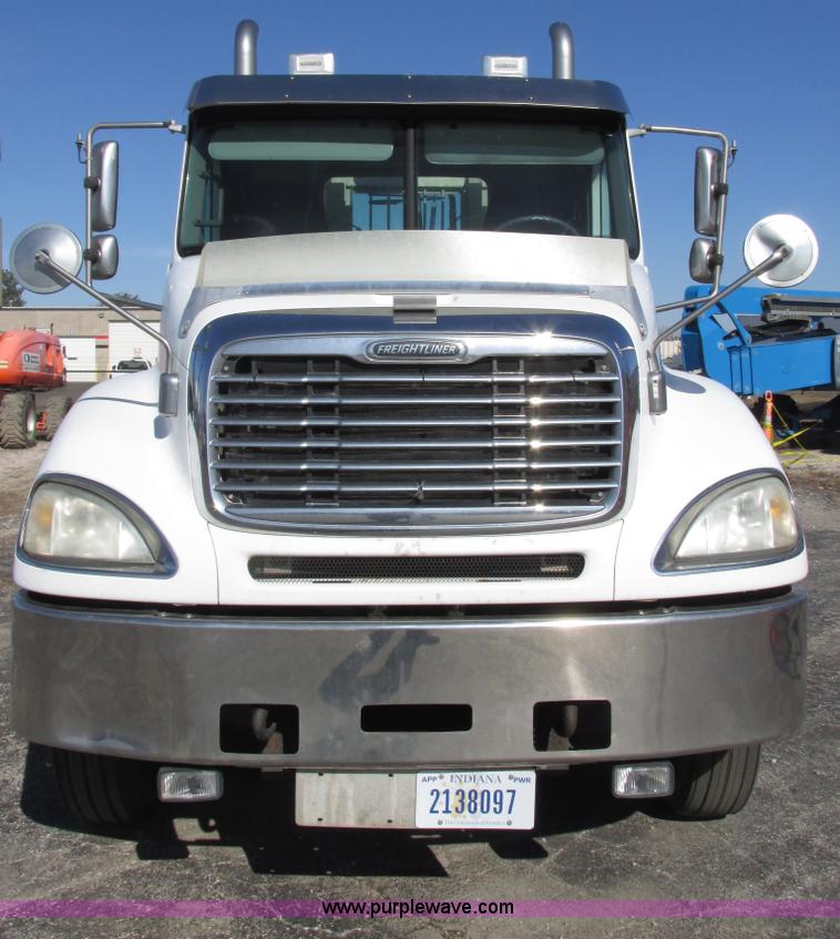 image for item E7040 2005 Freightliner Columbia semi truck