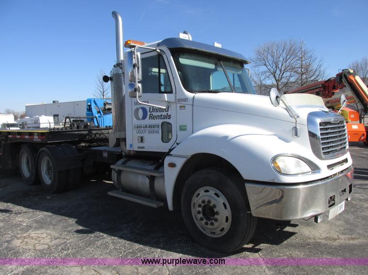 image for item E7040 2005 Freightliner Columbia semi truck