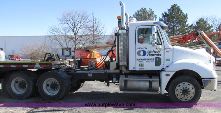 image for item E7040 2005 Freightliner Columbia semi truck