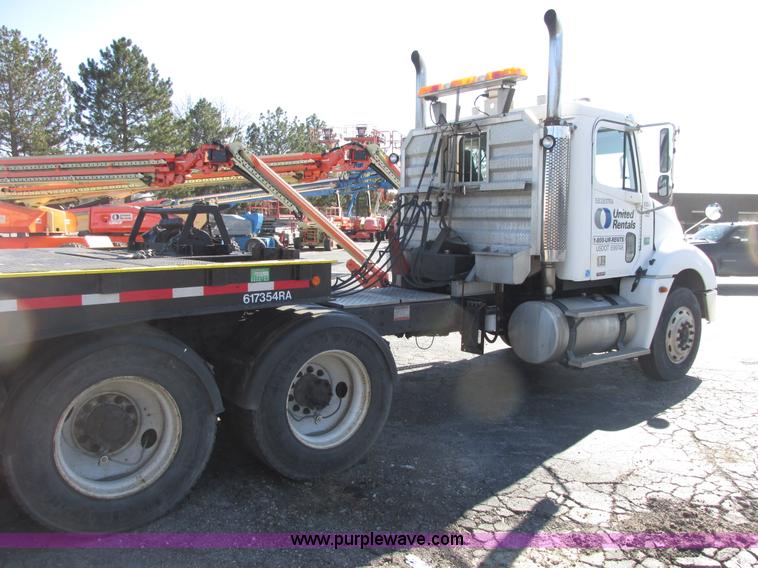 image for item E7040 2005 Freightliner Columbia semi truck