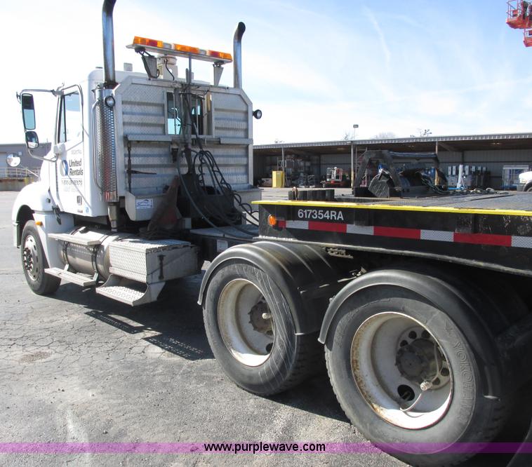 image for item E7040 2005 Freightliner Columbia semi truck