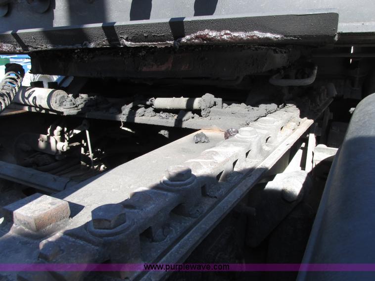 image for item E7040 2005 Freightliner Columbia semi truck