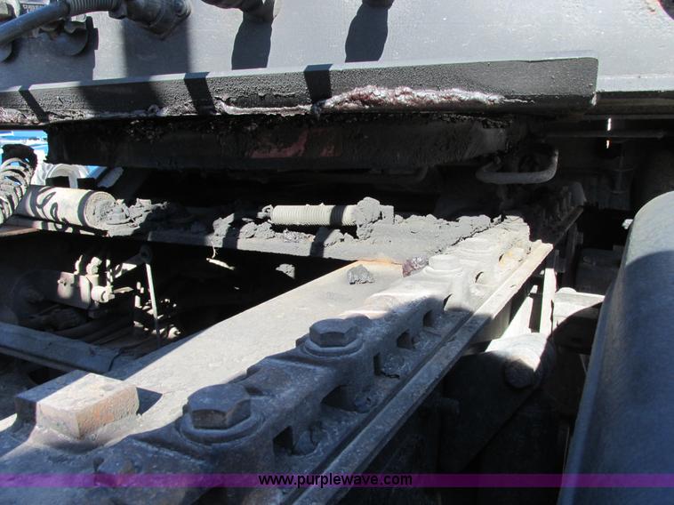 image for item E7040 2005 Freightliner Columbia semi truck