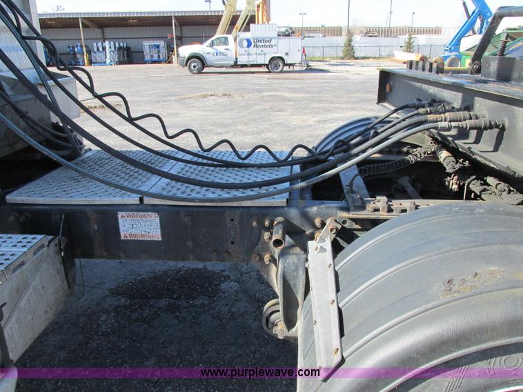 image for item E7040 2005 Freightliner Columbia semi truck