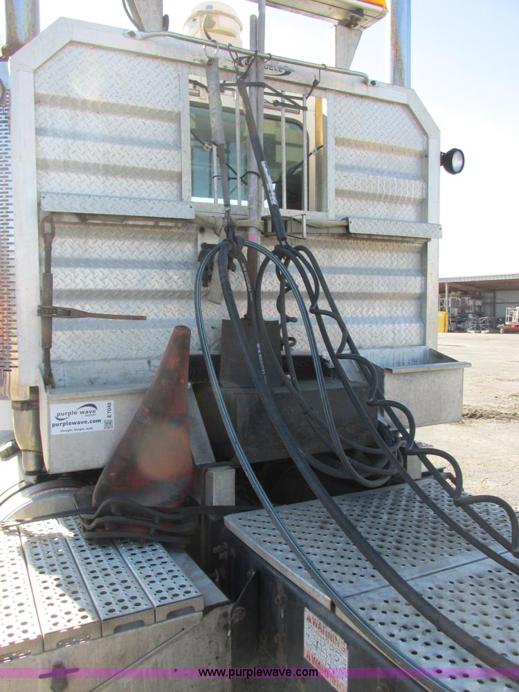 image for item E7040 2005 Freightliner Columbia semi truck