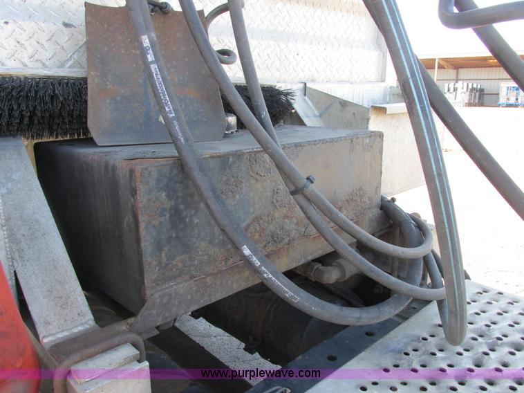 image for item E7040 2005 Freightliner Columbia semi truck