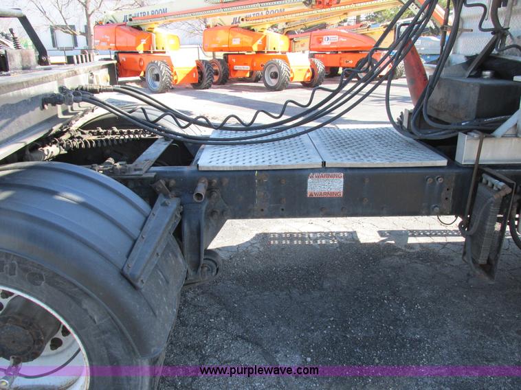 image for item E7040 2005 Freightliner Columbia semi truck