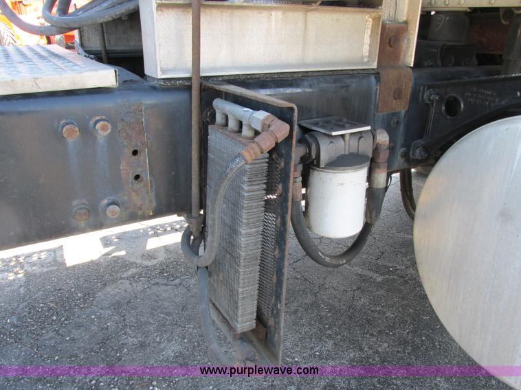 image for item E7040 2005 Freightliner Columbia semi truck