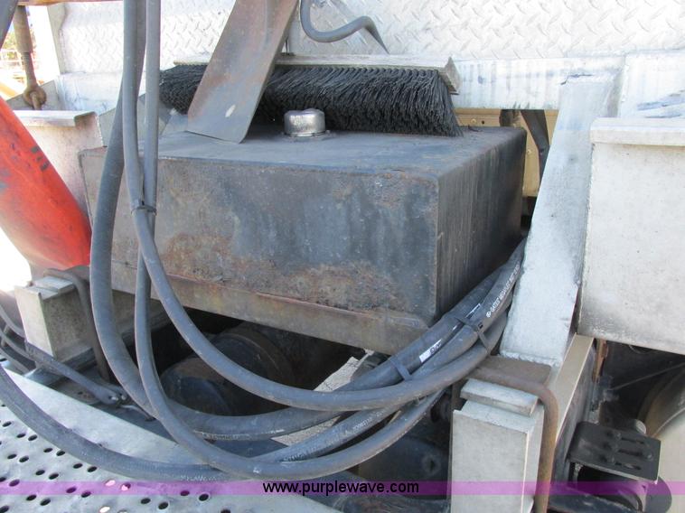 image for item E7040 2005 Freightliner Columbia semi truck