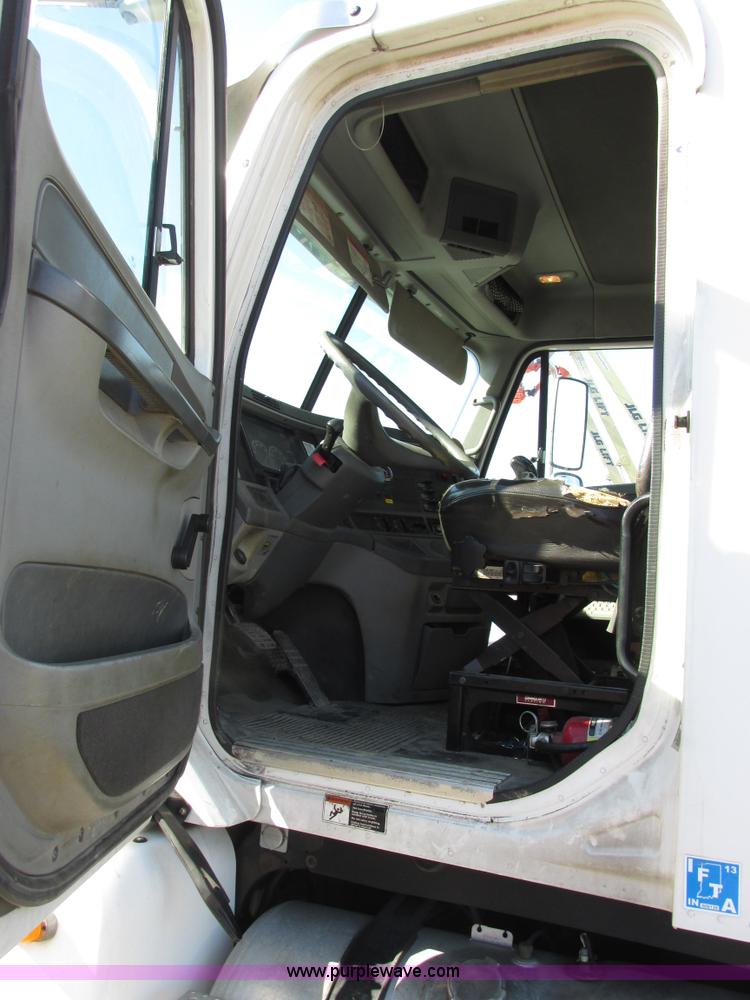 image for item E7040 2005 Freightliner Columbia semi truck