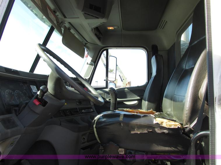 image for item E7040 2005 Freightliner Columbia semi truck