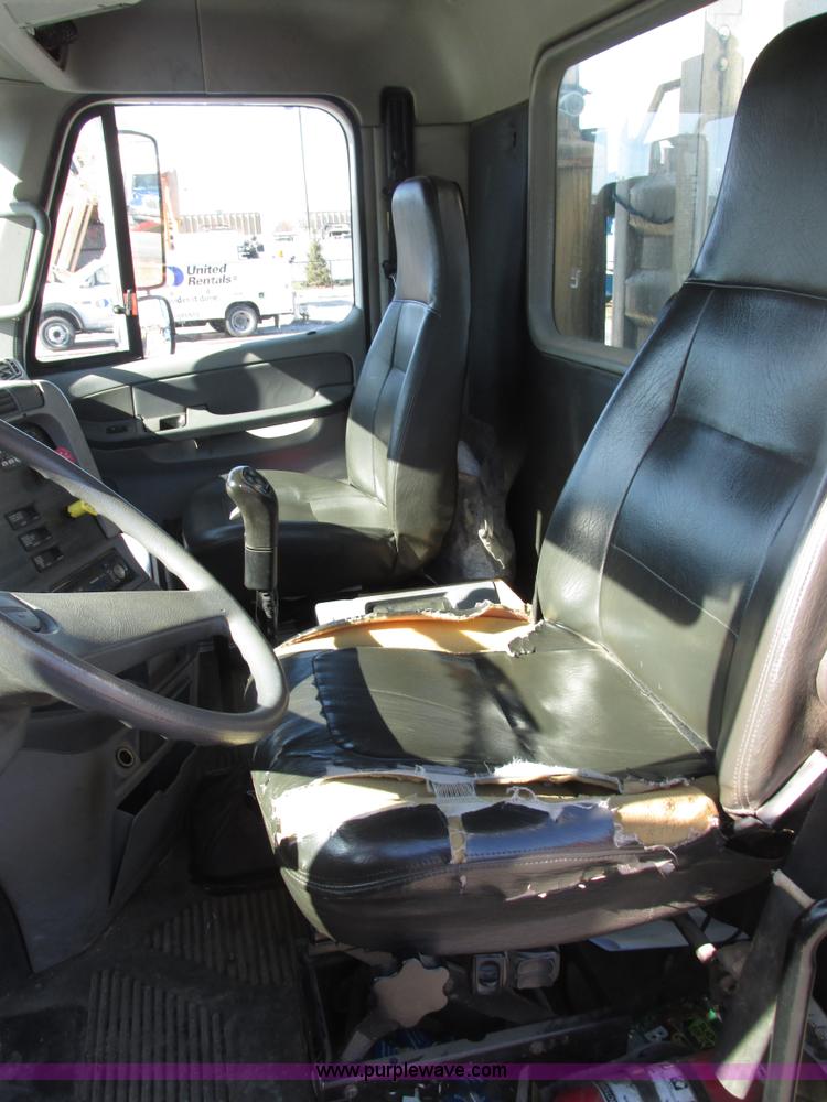 image for item E7040 2005 Freightliner Columbia semi truck