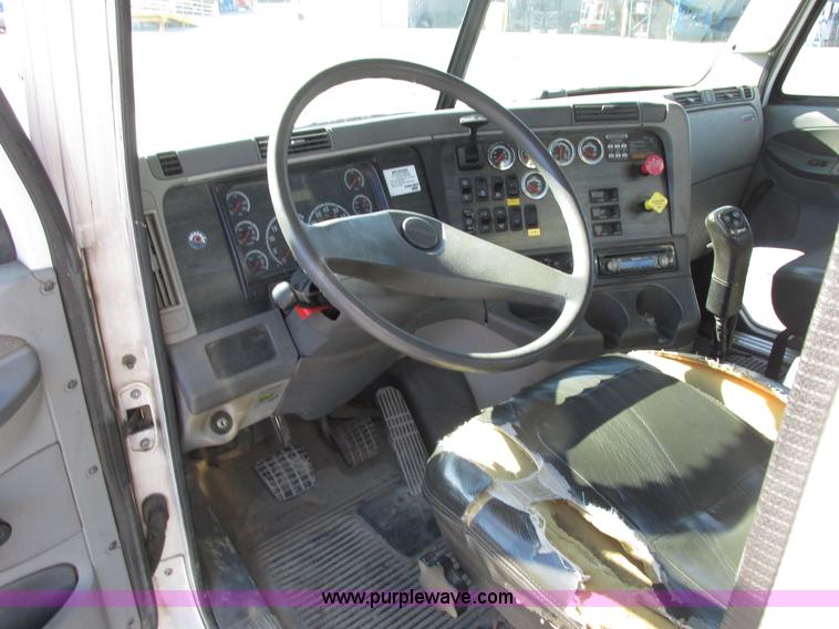image for item E7040 2005 Freightliner Columbia semi truck