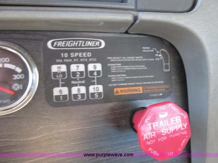 image for item E7040 2005 Freightliner Columbia semi truck