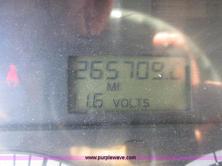 image for item E7040 2005 Freightliner Columbia semi truck