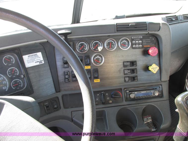 image for item E7040 2005 Freightliner Columbia semi truck