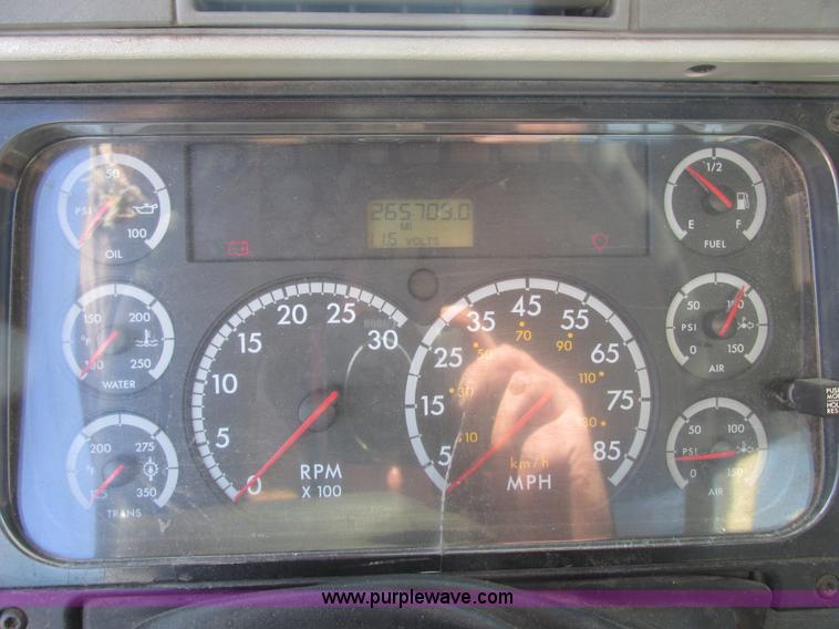 image for item E7040 2005 Freightliner Columbia semi truck