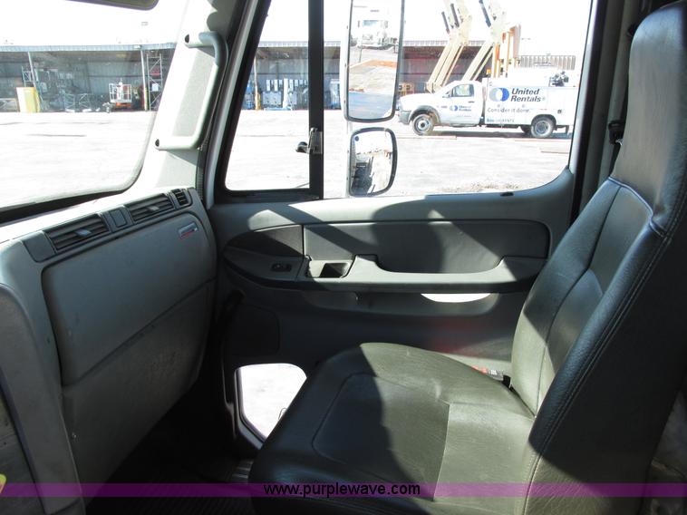 image for item E7040 2005 Freightliner Columbia semi truck