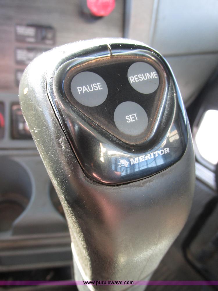 image for item E7040 2005 Freightliner Columbia semi truck