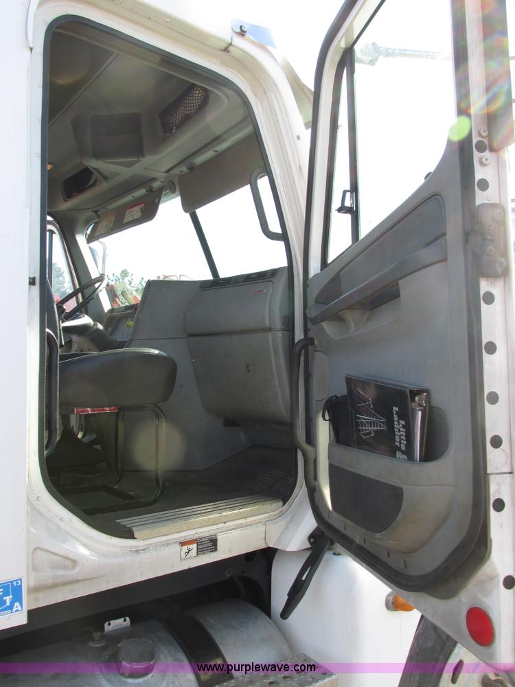 image for item E7040 2005 Freightliner Columbia semi truck